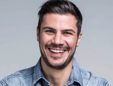 Το ποιο όμορφο Πρωτομαγιάτικο στεφάνι που έχουμε δει ποτέ το έφτιαξε ο Άκης Πετρετζίκης (φωτό)